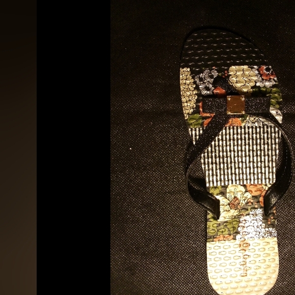 Lindsay Phillips -Floral Design Sandals W/Gold Bow Button Katie #520201, Size 7 - Picture 4 of 11